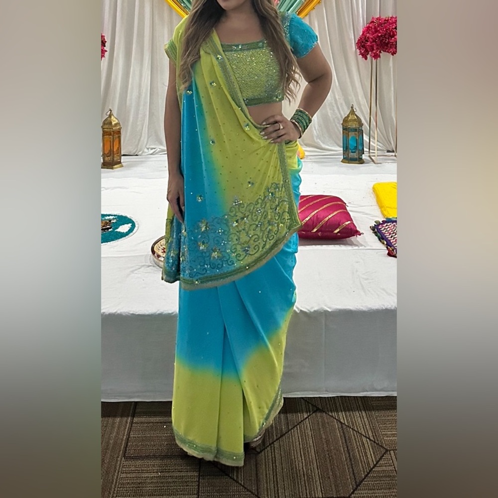 Indian saree/sari (pure crepe georgette fabric). Ombre green-blue.Blouse size: 8